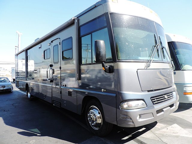 2004 Winnebago Adventurer Photo