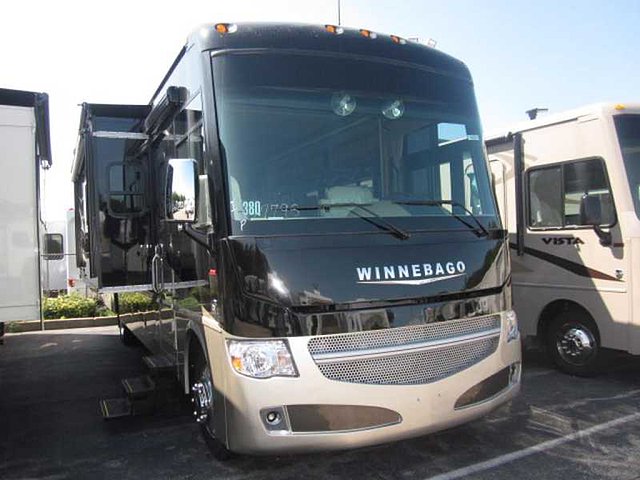 2014 Winnebago Adventurer Photo