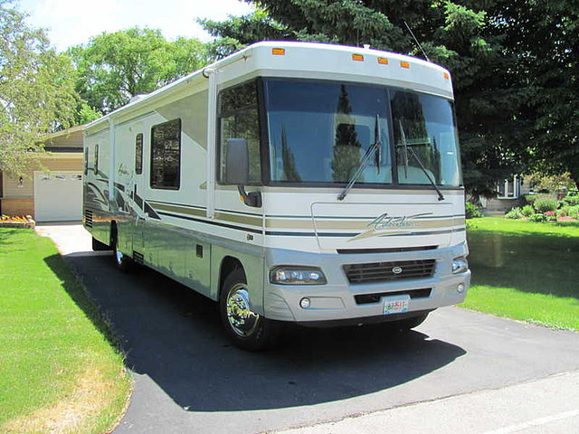 2004 Winnebago Adventurer Photo