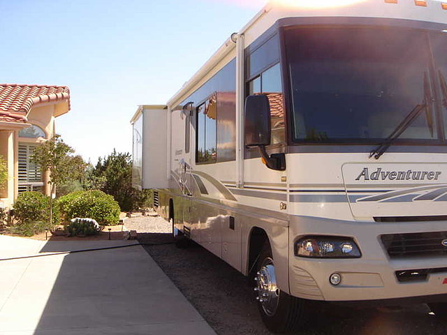 2005 Winnebago Adventurer Photo