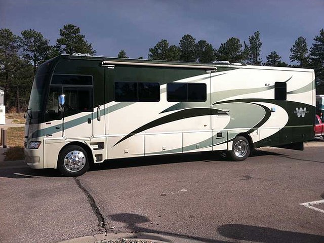 2009 Winnebago Adventurer Photo