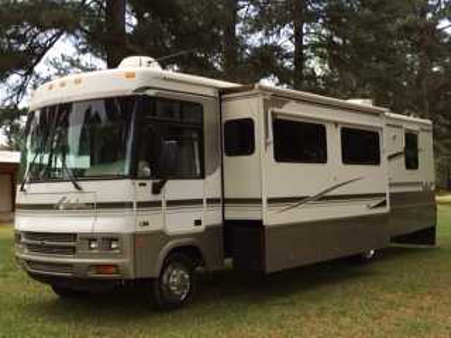 2002 Winnebago Adventurer Photo