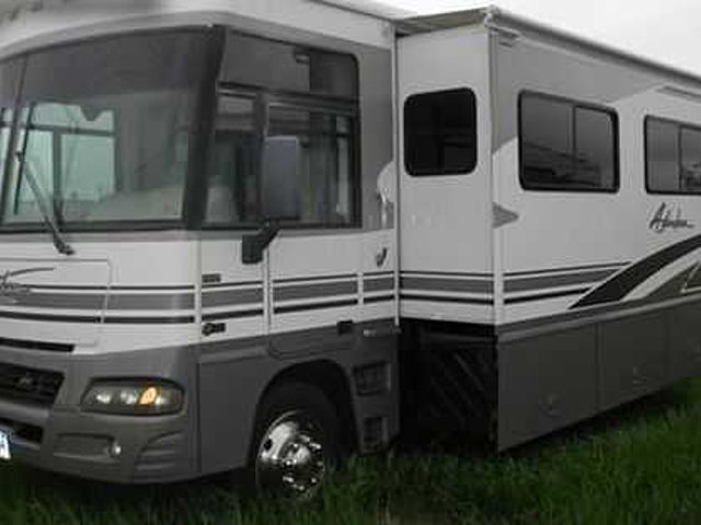 2003 Winnebago Adventurer Photo