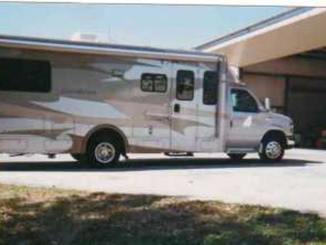 2008 Winnebago Cambria Photo