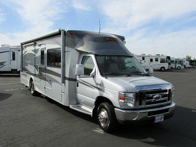 2008 Winnebago Cambria Photo