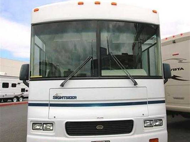 2004 Winnebago Chalet Photo