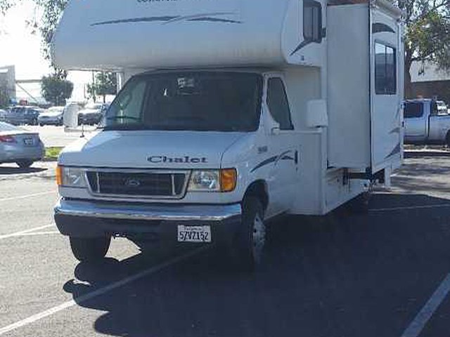 2008 Winnebago Chalet Photo