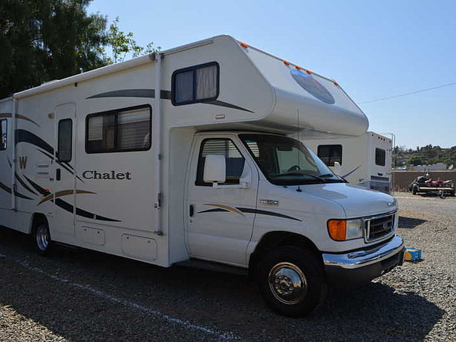 2008 Winnebago Chalet Photo