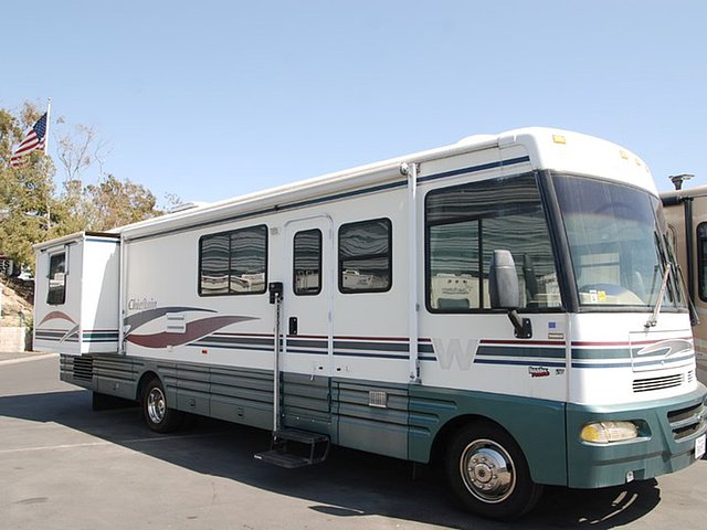 2000 Winnebago Chieftain Photo