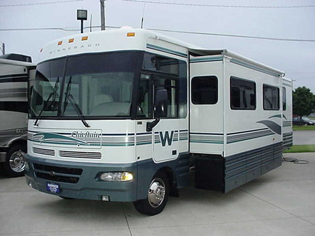 2001 Winnebago Chieftain Photo