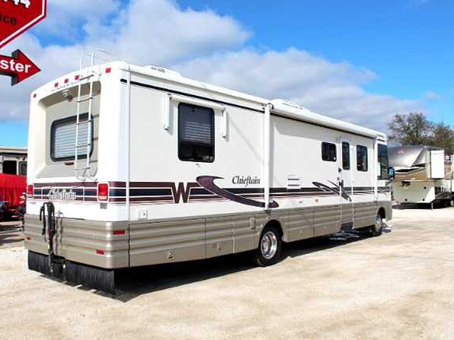 1999 Winnebago Industries Winnebago Photo