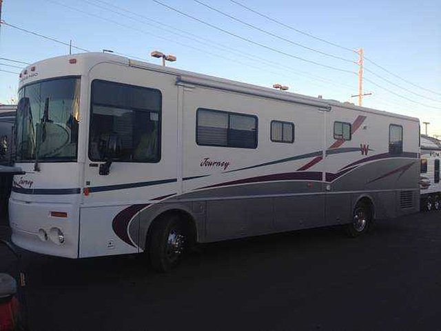 2000 Winnebago Journey Photo