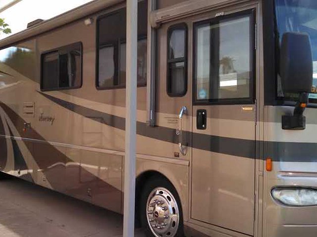 2004 Winnebago Journey Photo