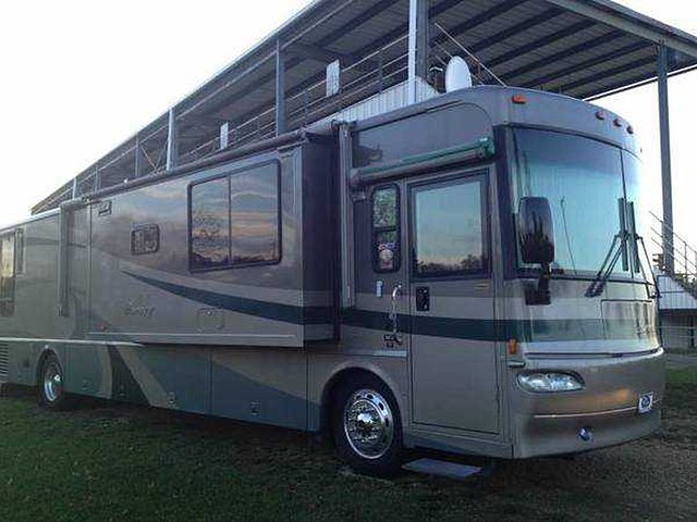 2004 Winnebago Journey Photo