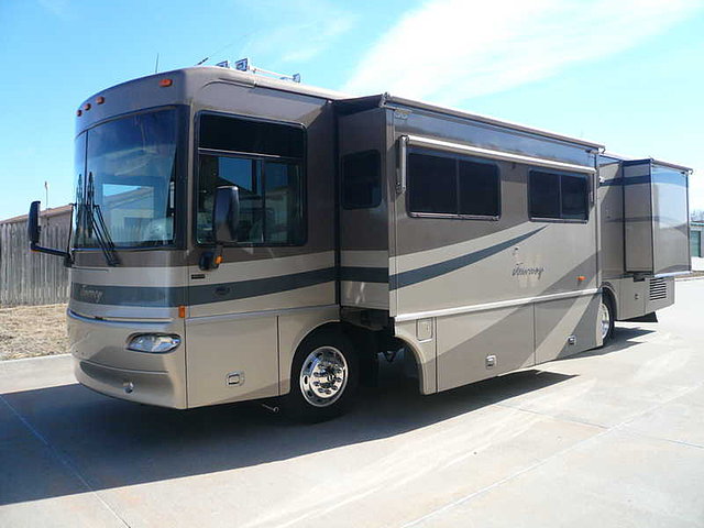 2005 Winnebago Journey Photo