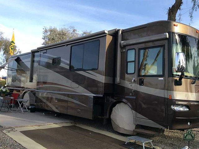 2006 Winnebago Journey Photo