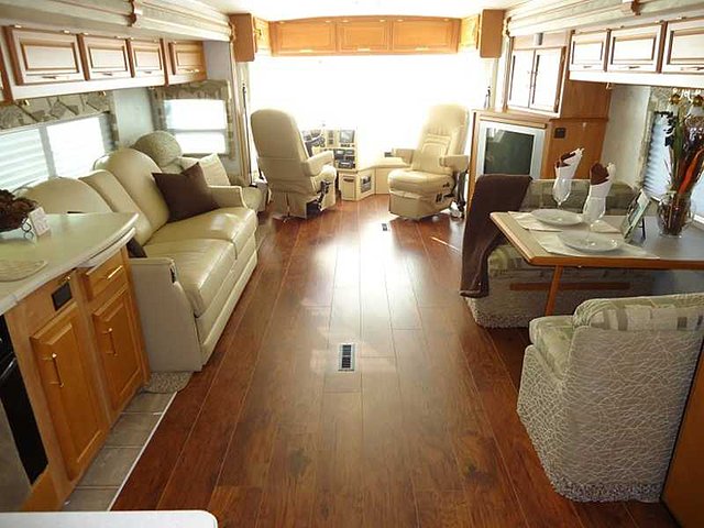 2005 Winnebago Journey Photo