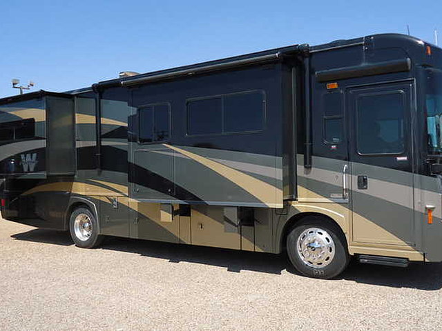 2009 Winnebago Journey Photo
