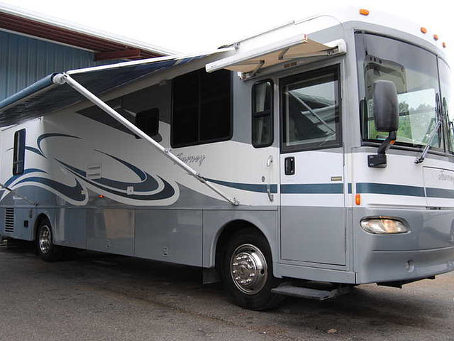 2004 Winnebago Journey Photo