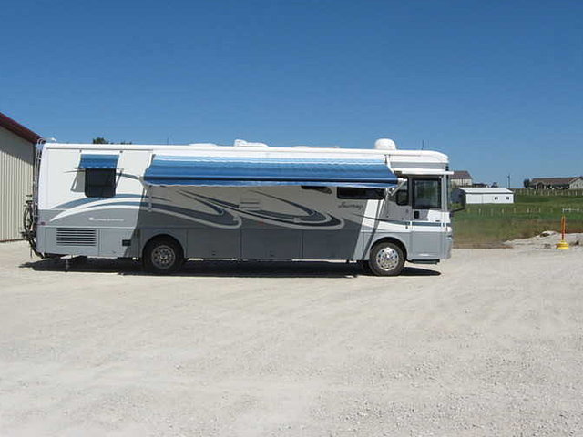 2004 Winnebago Journey Photo