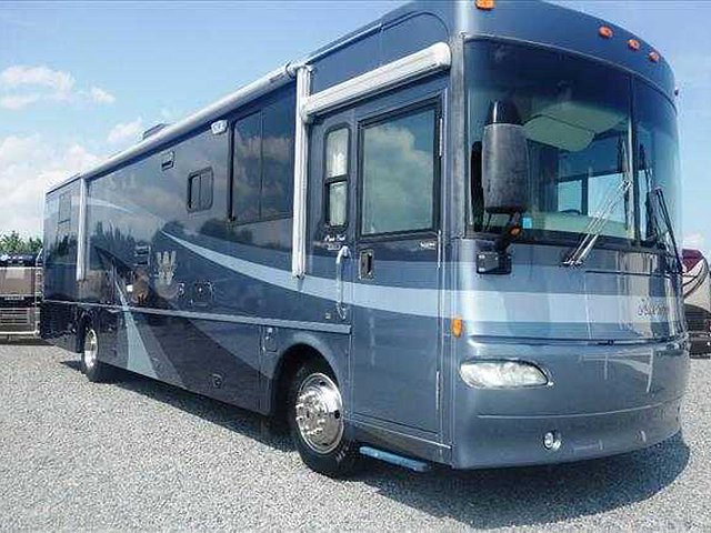 2005 Winnebago Journey Photo