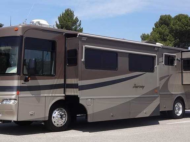 2005 Winnebago Journey Photo