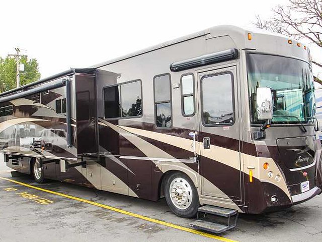 2008 Winnebago Journey Photo