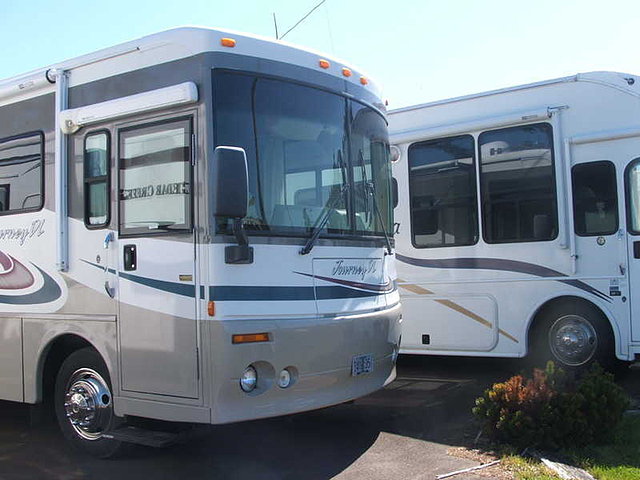 2003 Winnebago Journey DL Photo