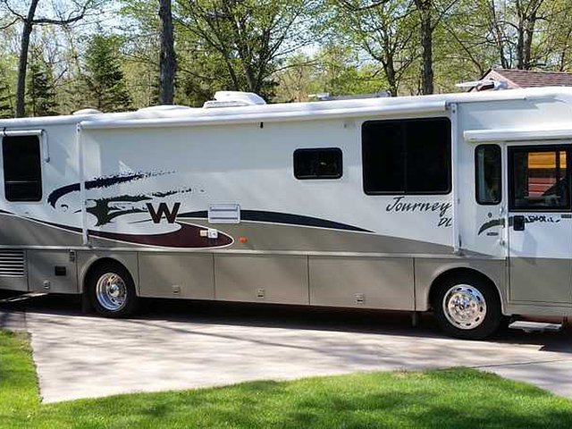2002 Winnebago Journey DL Photo