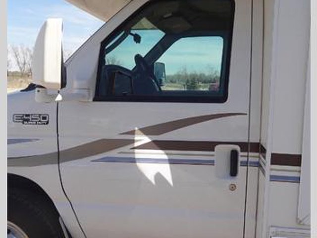 2004 Winnebago Minnie Photo