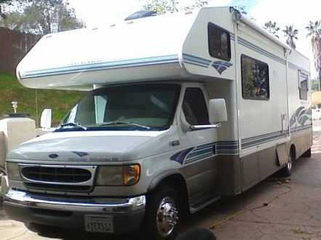 1999 Winnebago Minnie Winnie Photo