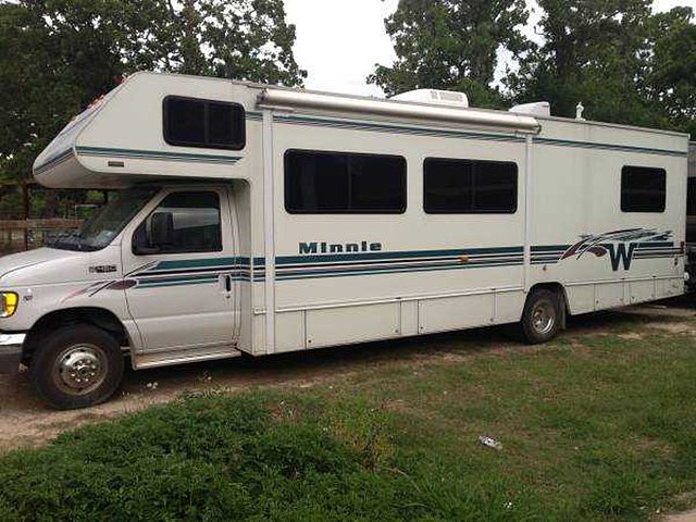 2001 Winnebago Minnie Winnie Photo