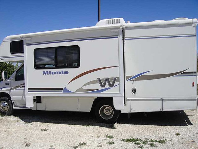 2004 Winnebago Minnie Winnie Photo