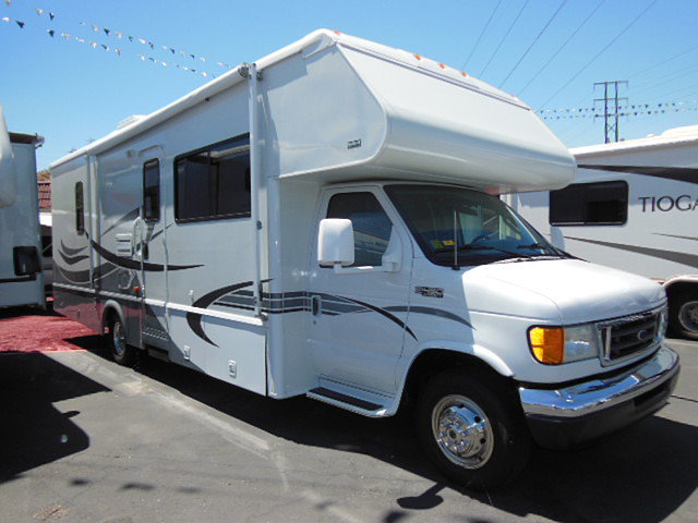 2004 Winnebago Minnie Winnie Photo