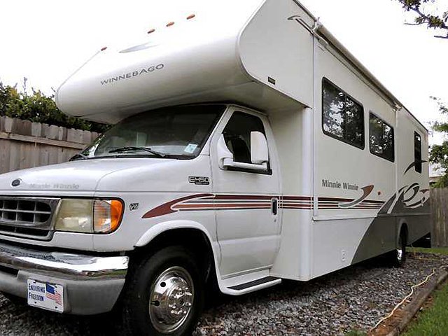 2002 Winnebago Minnie Winnie Photo