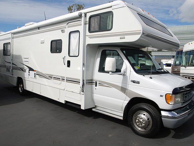 2003 Winnebago Minnie Winnie Photo
