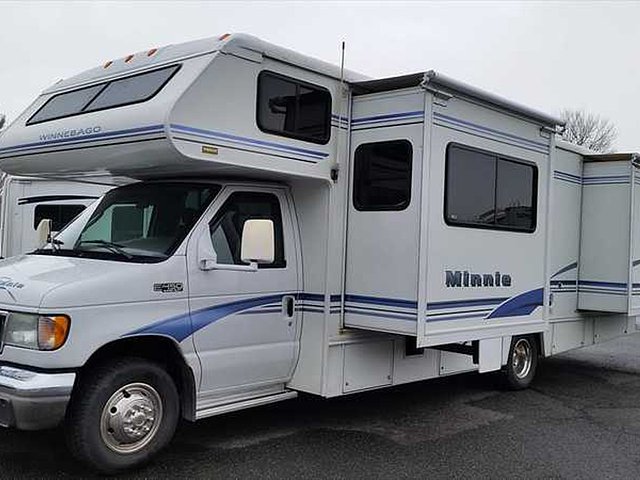 2003 Winnebago Minnie Winnie Photo