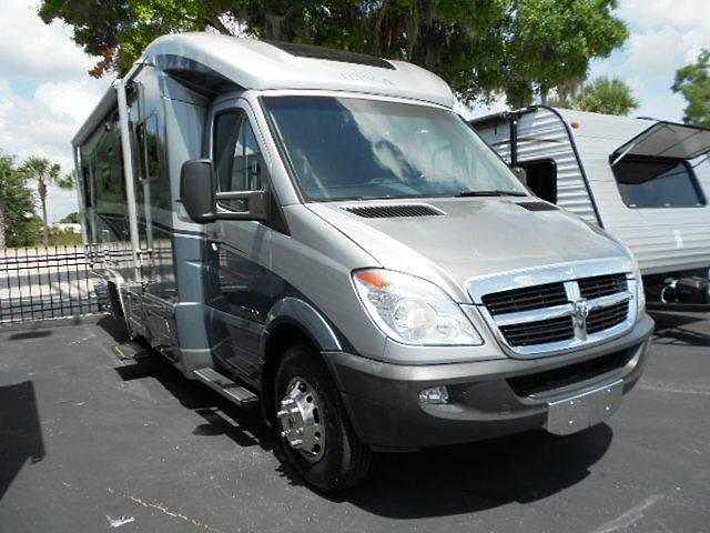 2009 Winnebago Navion Photo