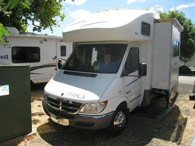 2006 Winnebago Navion Photo