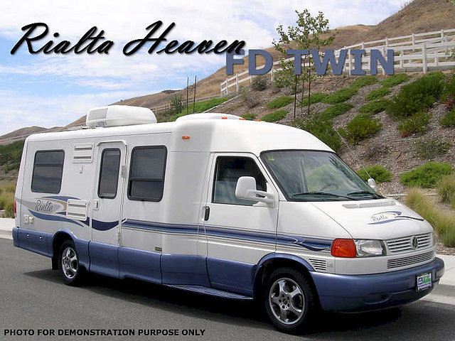 2004 Winnebago Rialta Photo