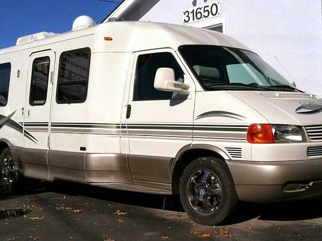 2005 Winnebago Rialta Photo