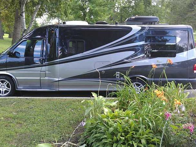 2003 Winnebago Rialta Photo