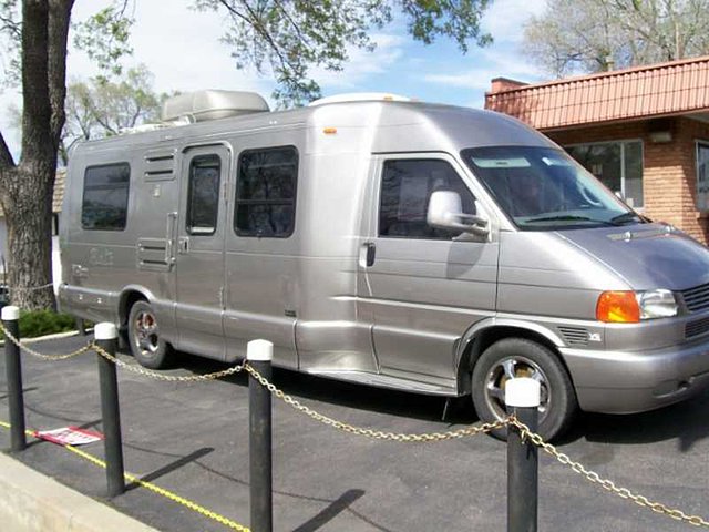 2005 Winnebago Rialta Photo