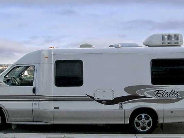 2005 Winnebago Rialta Photo