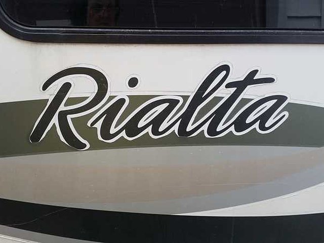 2002 Winnebago Rialta Photo