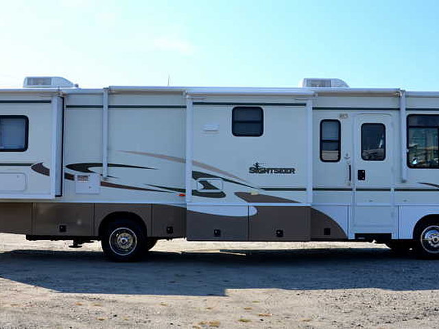 2006 Winnebago Sightseer Photo