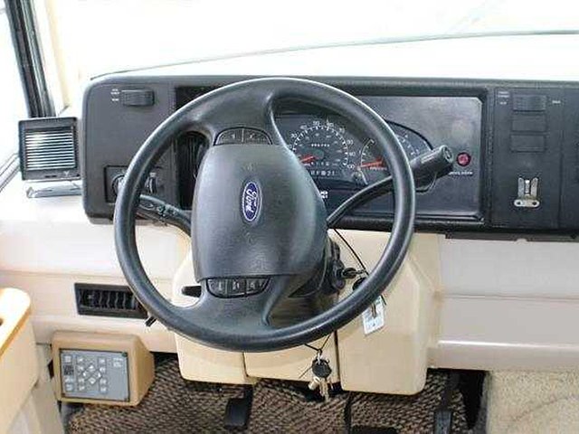 2002 Winnebago Sightseer Photo