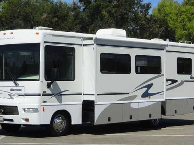 2005 Winnebago Sightseer Photo