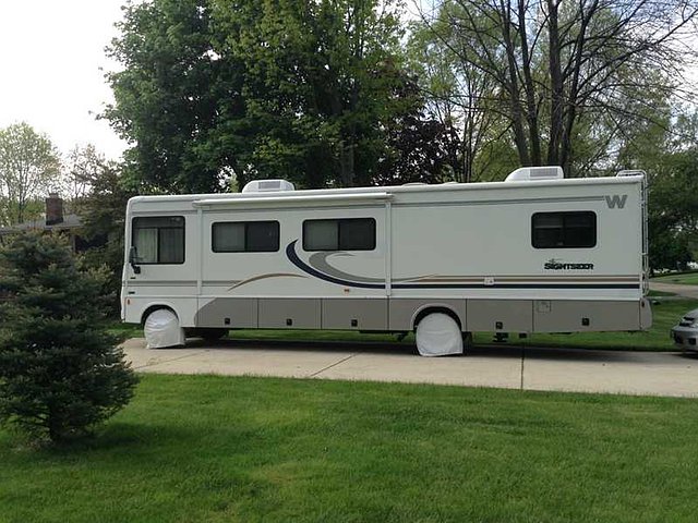 2004 Winnebago Sightseer Photo