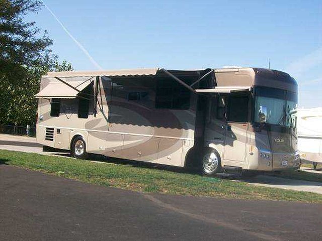 2006 Winnebago Tour Photo